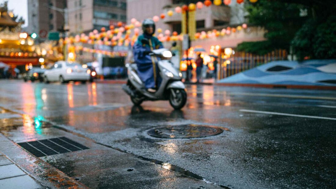LLover 1100x619 - Cómo conducir en moto con lluvia