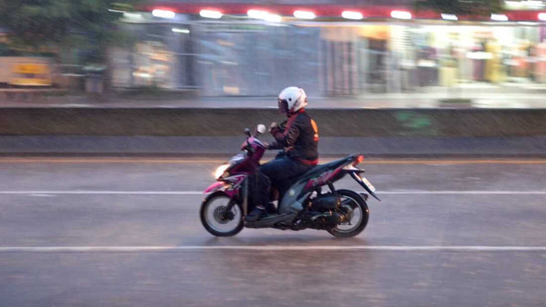 Lluvia 2 1100x619 - Cómo conducir en moto con lluvia