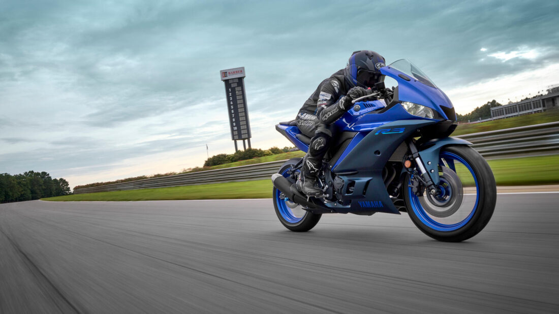 2022 Yamaha YZF R320 EU Icon Blue Action 004 03 1100x619 - Las 4 mejores motos para el carnet A2