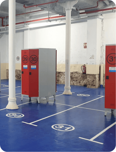 Parking exclusivo para motos con taquillas individuales