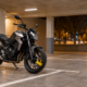 Motocicleta con antirrobo de disco estacionada de noche en un aparcamiento cubierto genérico