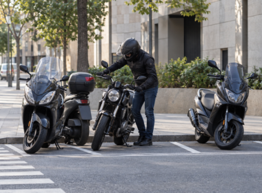 Motorista ajustando la posición de su moto en una zona de estacionamiento urbano antes de alejarse